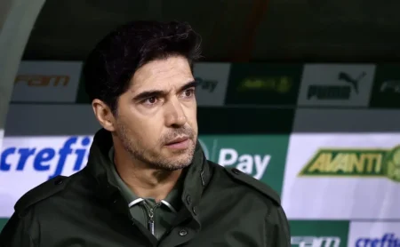 Abel Ferreira protesta contra arbitragem em Palmeiras x Novorizontino no Campeonato Paulista