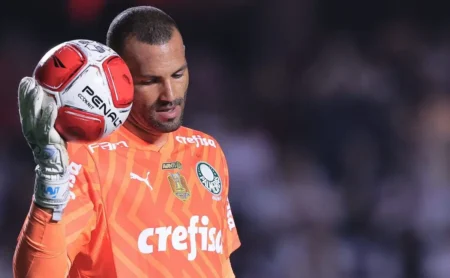 Abel Ferreira troca Weverton por jovem goleiro da base no Palmeiras