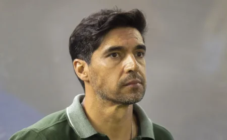 Abel anuncia que é seu último ano no comando do Palmeiras, defendendo Barros