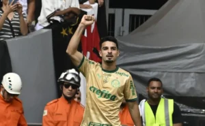 Abel coloca Flaco López em lista de jogadores negociáveis, afetando a situação de Leila no Palmeiras