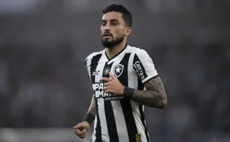 Alex Telles fala sobre ansiedade e foco do Botafogo para a estreia do time titular em 2025.