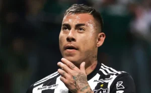 Após Eduardo Vargas esfriar, Vasco pode tentar contratar Pedrinho em lugar de Maxi Gómez e Carille.