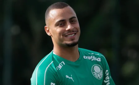 Arthur Cabral receberá proposta oficial e pode voltar ao Brasil para assinar contrato com rival do Palmeiras