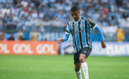 Atacante gremista celebra volta ao time com assistência