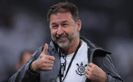 Augusto Melo aprova contratação de jogador ideal para substituir Matheuzinho no Corinthians