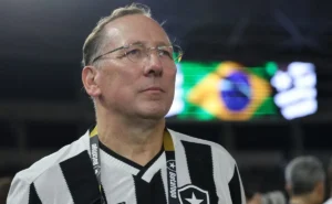 Botafogo: John Textor é pressionado a contratar centroavante em alta demanda