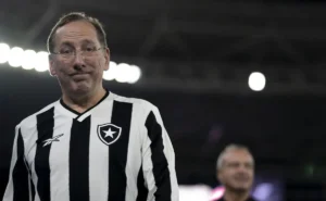 Botafogo deve decidir se contrata David Ricardo após contraproposta de John Textor