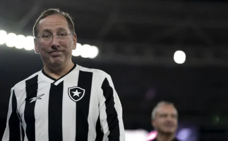 Botafogo deve decidir se contrata David Ricardo após contraproposta de John Textor