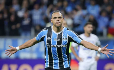 Braithwaite, atacante do Grêmio, lidera o ataque e é fundamental na defesa.