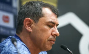 "Carille causa polêmica e revolta torcedores do Vasco com declaração sobre o Santos"