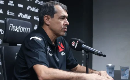 Carille constrói time ofensivo para enfrentar a Portuguesa-RJ no Campeonato Carioca