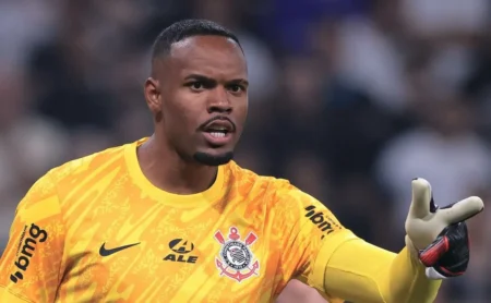 Carlos Miguel enfrenta sério desafio após saída polêmica do Corinthians e está afastado do futebol há 4 meses na Inglaterra