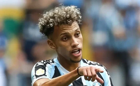 Cena de Guerra: Grêmio de Gaúcho pode render R$ 93 milhões ao Botafogo ao liberar Bitello