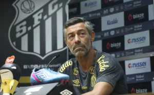 Clube do Santos comunica demissão de Pedro Caixinha e busca centroavante após Tiquinho Soares