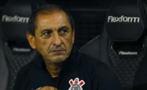 Corinthians busca zagueiro canhoto para substituir David Luiz e fortalecer defesa, segundo Ramón Díaz