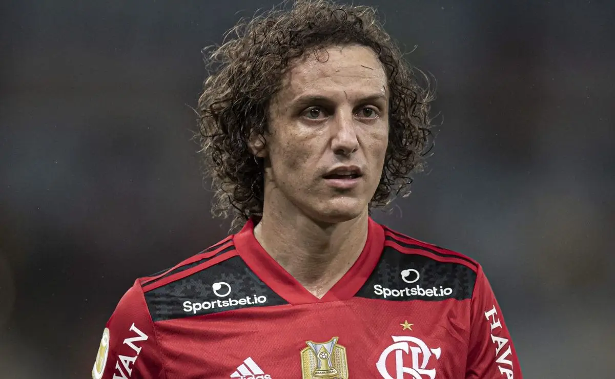 Corinthians decola em negociação com David Luiz após redução salarial