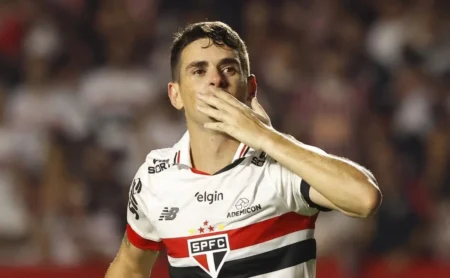 Corinthians é o fim após derrota, diz São Paulo em show de Lucas e Oscar nas redes sociais