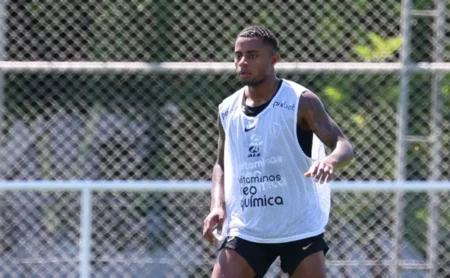 Corinthians pede paciência para o retorno do lateral Palacios: "A expectativa..."