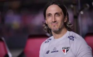 Crítica da Torcida do São Paulo a Luiz Zubeldía após Controvérsia com Ryan Francisco