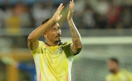 Danilo está prestes a fazer sua estreia no Flamengo e treinar com Filipe Luís