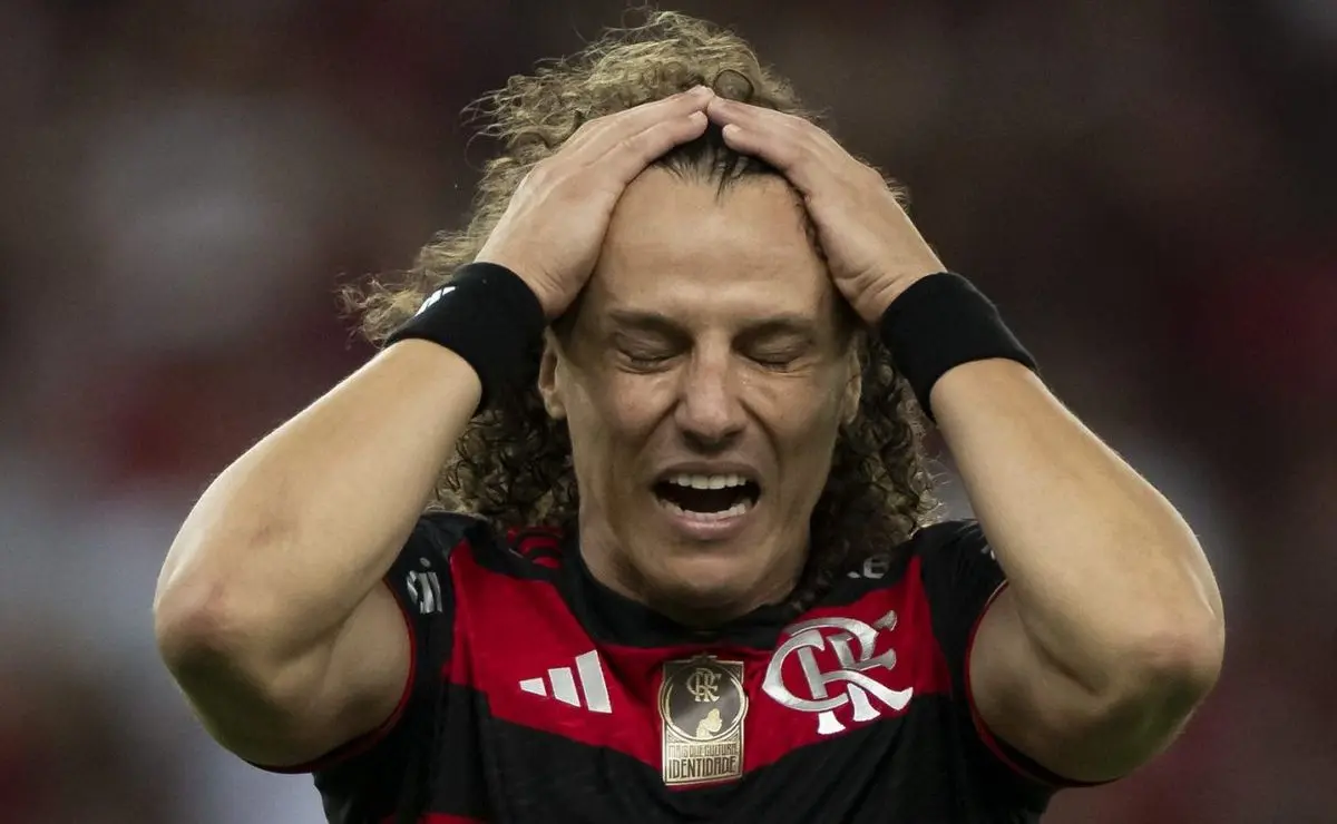 David Luiz em busca de futuro após ser colocado em Corinthians e Grêmio