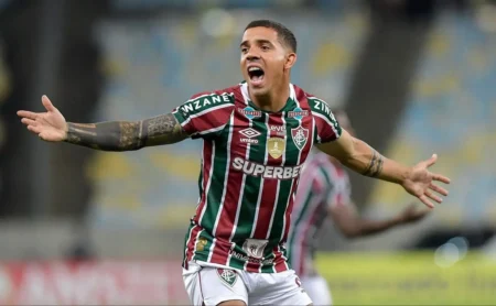 "David Terans Definirá Seu Futuro no Fluminense após Negociações com o Peñarol"