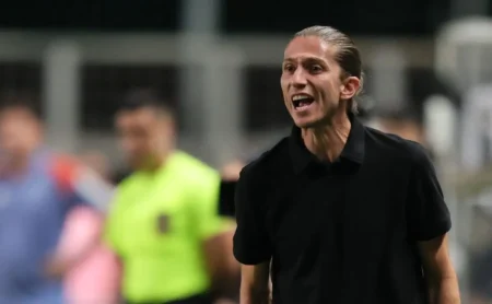 Filipe Luís é comunicado e Flamengo confirma ausência de Luiz Araújo no Campeonato Carioca