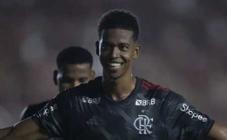 Flamengo aceita oferta do Vitória por Carlinhos e aguarda sua decisão