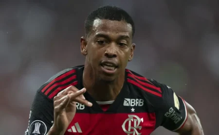 Flamengo aumenta opção de negociação de Carlinhos e atacante terá mais recursos em negociação com o Vitória