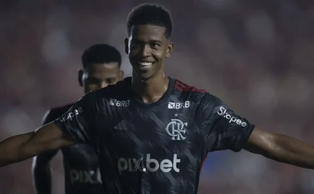 Flamengo recebe quatro ofertas por Carlinhos e centroavante decide seu futuro