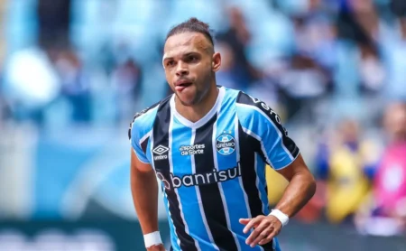 Férias de Braithwaite do Grêmio: Atitude do jogador repercute em meio à torcida