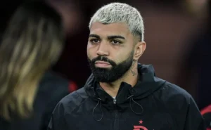 "Gabigol mantém vínculos com ex-companheiros de Flamengo após transferência para Cruzeiro em 2023"