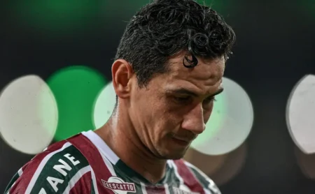 Ganso pede reajuste salarial para continuar no Fluminense, diz jornalista.