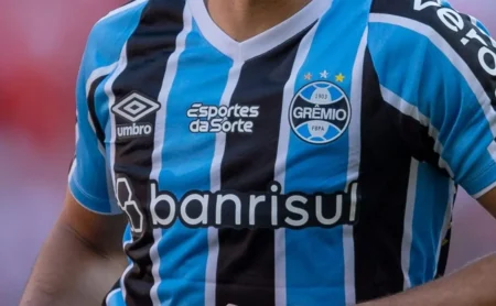 Grêmio entra na temporada de 2025 sem patrocinador master na frente da camisa.