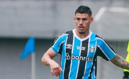 Grêmio recebe oferta pelo jogador Mayk e se recusa a negociar o lateral.