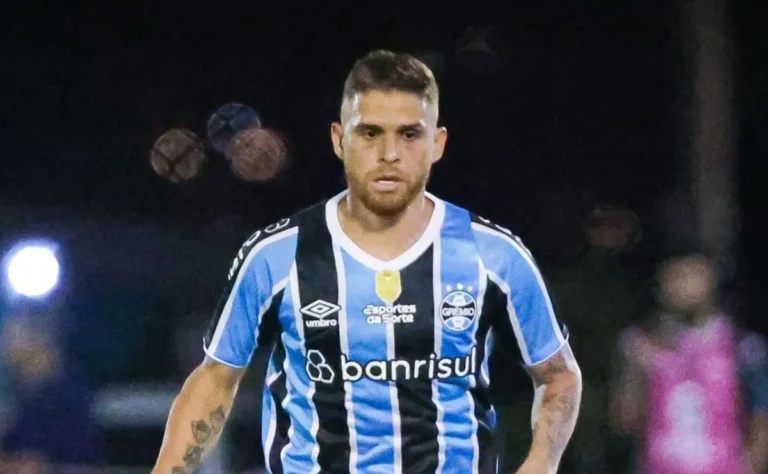 Grêmio se aproxima da contratação do meia Camilo, ex-jogador do Lyon, após não parar em Cuéllar