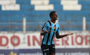 Grêmio sofre empate em casa e torcida critica falhas táticas de Jardiel na Copinha.