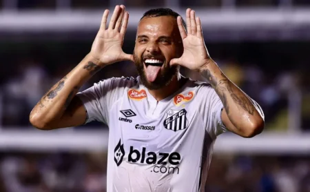 Guilherme Santos Recria Comemoração de Neymar e Provoca a Torcida do Santos