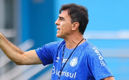 Gustavo Quinteros pede titularidade garantida e Grêmio busca atacante rápido do exterior