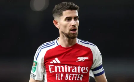 Jorginho, ex-campeão da Champions League, considera assinar com o Flamengo.