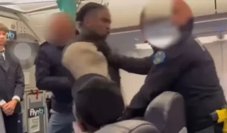 Jovem negro é retirado à força de avião em aeroporto de Roma: "Casos de brutalidade policial aumentam"