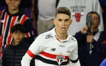 Luis Zubeldia é acusado de prejudicar o Flamengo na partida contra o Oscar