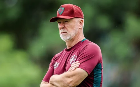 Mano Menezes enfrenta desafios no Fluminense com escalada de inédito trio contra o Botafogo