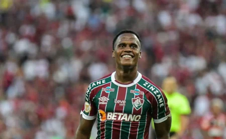 Mário Bittencourt aponta que Arias só pode deixar o Fluminense para jogar em rival brasileiro após pagamento da multa rescisória