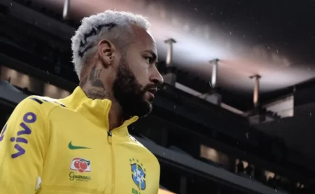 Neymar pode voltar a atuar no Santos, desde que jogos sejam realizados em campos naturais, e sonha em retornar à Europa após 6 meses.