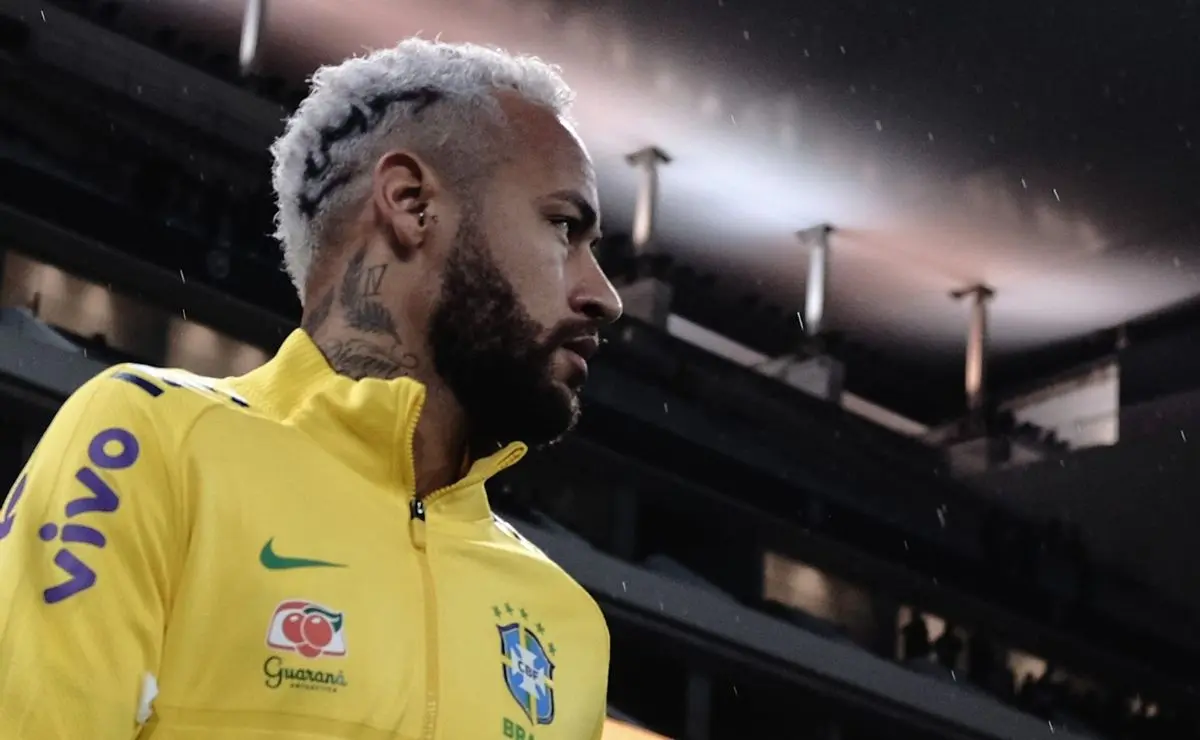 Neymar pode voltar a atuar no Santos, desde que jogos sejam realizados em campos naturais, e sonha em retornar à Europa após 6 meses.