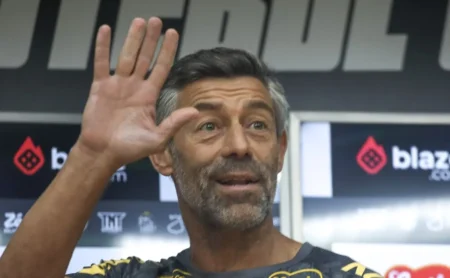 O Futuro de Pedro Caixinha será decidido no Santos com respaldo do presidente