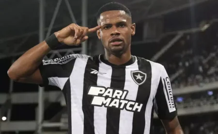 O lucro previsto do Botafogo com a venda de Junior Santos ao Atlético-MG ultrapassa o valor investido no jogador.