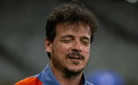 O técnico Fernando Diniz defende a permanência de Matheus Pereira no Cruzeiro em 2025.