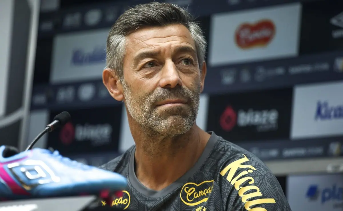 O técnico Pedro Caixinha é forçado a despedir o atacante esperança Santos devido desempenho médio